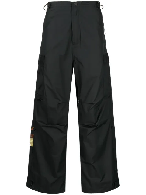 Maharishi pantalones rectos con bordado