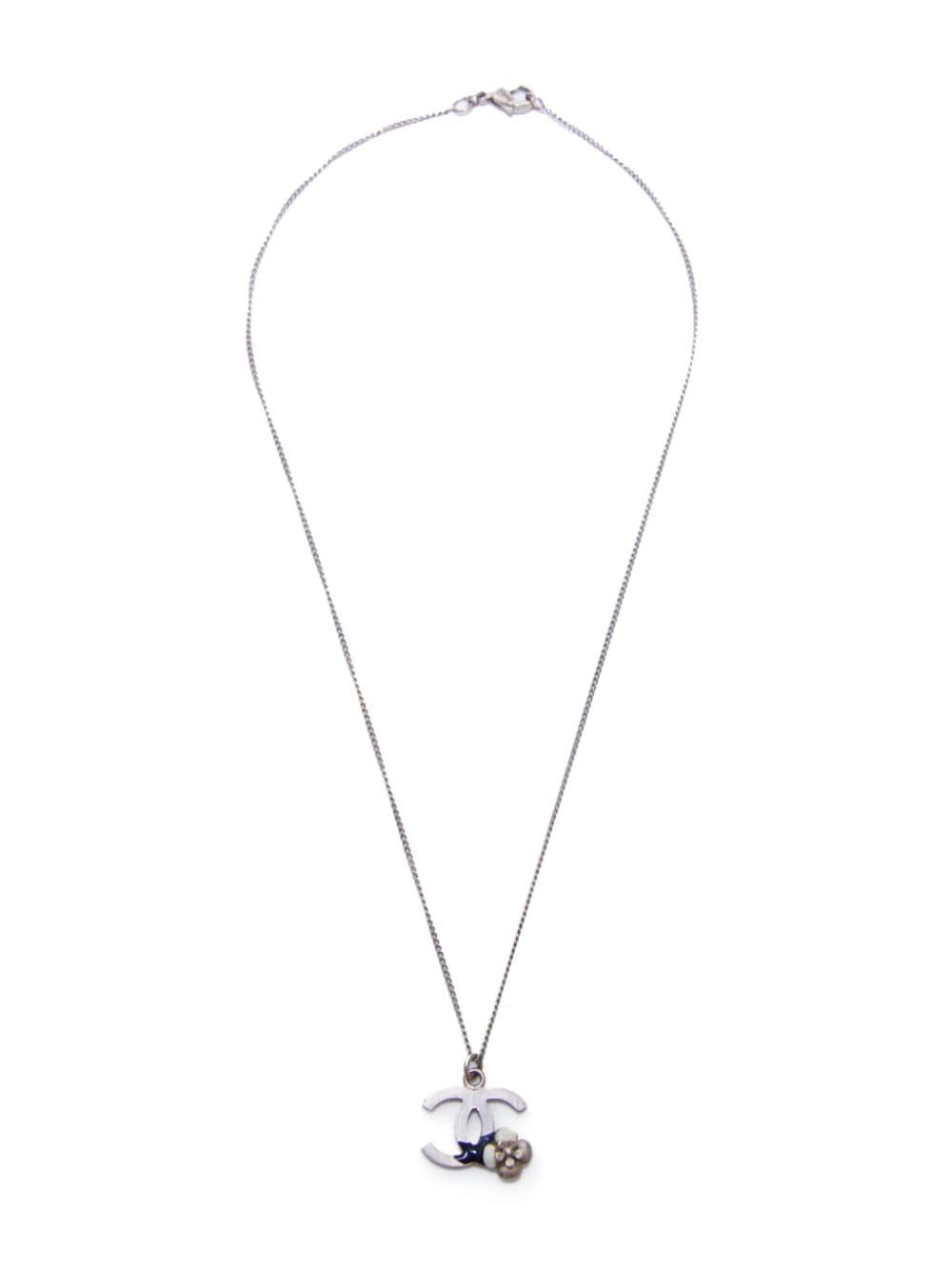Pre-owned Chanel 2000 Cc Camélia Long Necklace In Silver