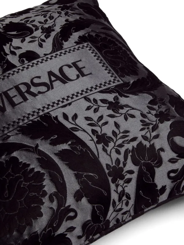 Versace Barocco シルク クッション | ブラック | FARFETCH JP