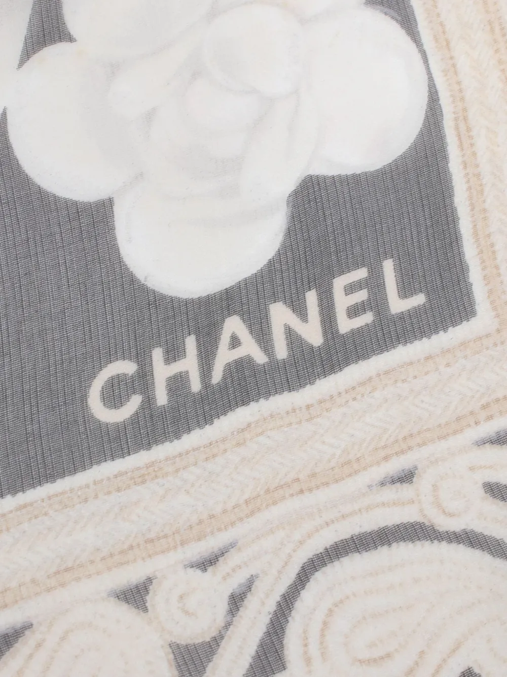 CHANEL Pre-Owned 1986-1988 Camellia-print silk scarf - Beige