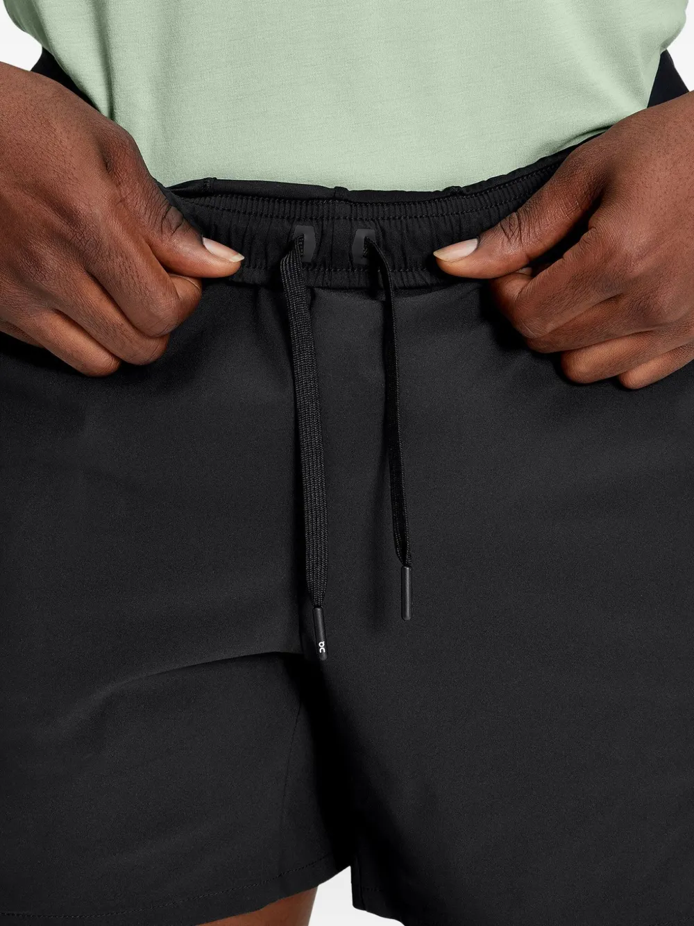 On Running Essential shorts met logodetail en zijsplit Zwart