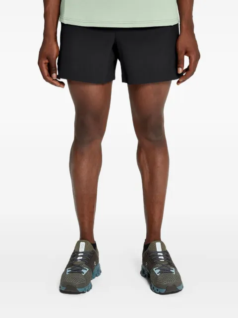 On Running short Essential à détail de logo