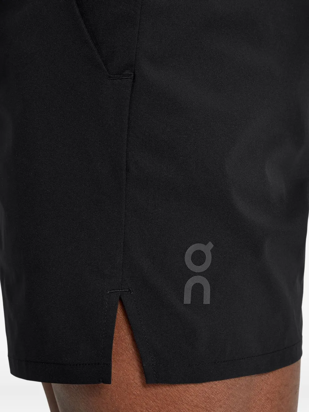 On Running Essential shorts met logodetail en zijsplit Zwart