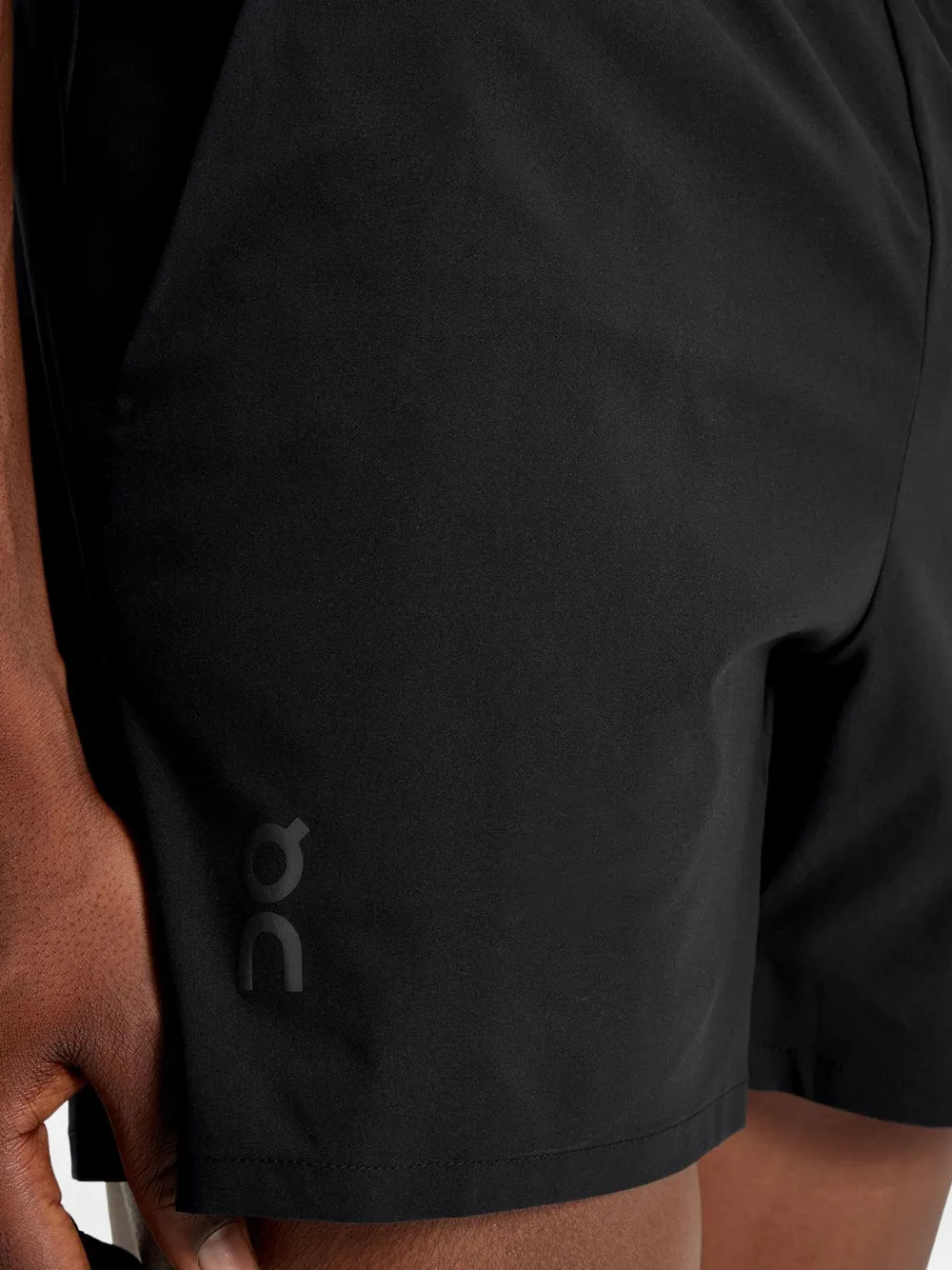 On Running Essential shorts met logodetail en zijsplit Zwart