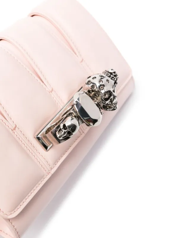 【関税・送料込み】MCQUEEN CLUTCHES Women's McQueen T-Bar Box Clutch in Black | McQueen US