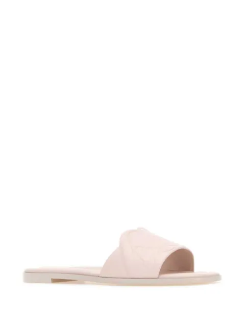 Alexander McQueen embossed-logo leather sandals 780714WIEAE - 1