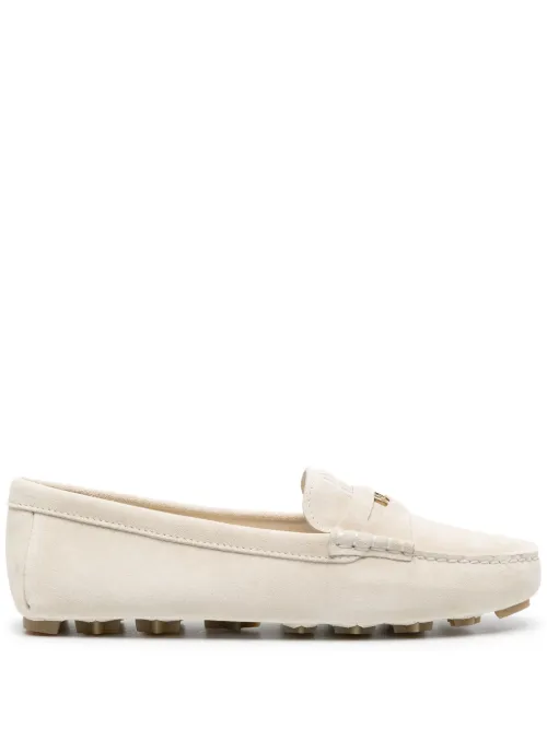 Mocassins en daim à logo embossé - Miu Miu - Modalova