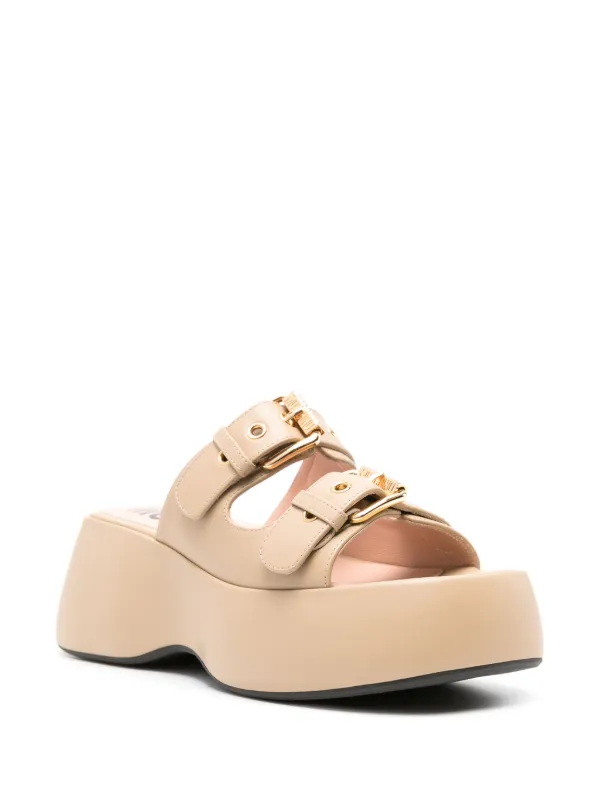 【関税＆送料込み】Moschino Beige Sandals Moschino logo-plaque Sandals | Gold | FARFETCH