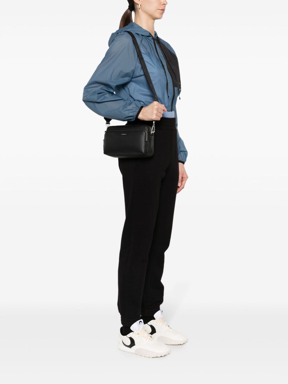 Calvin Klein logo-lettering leather crossbody bag - Zwart