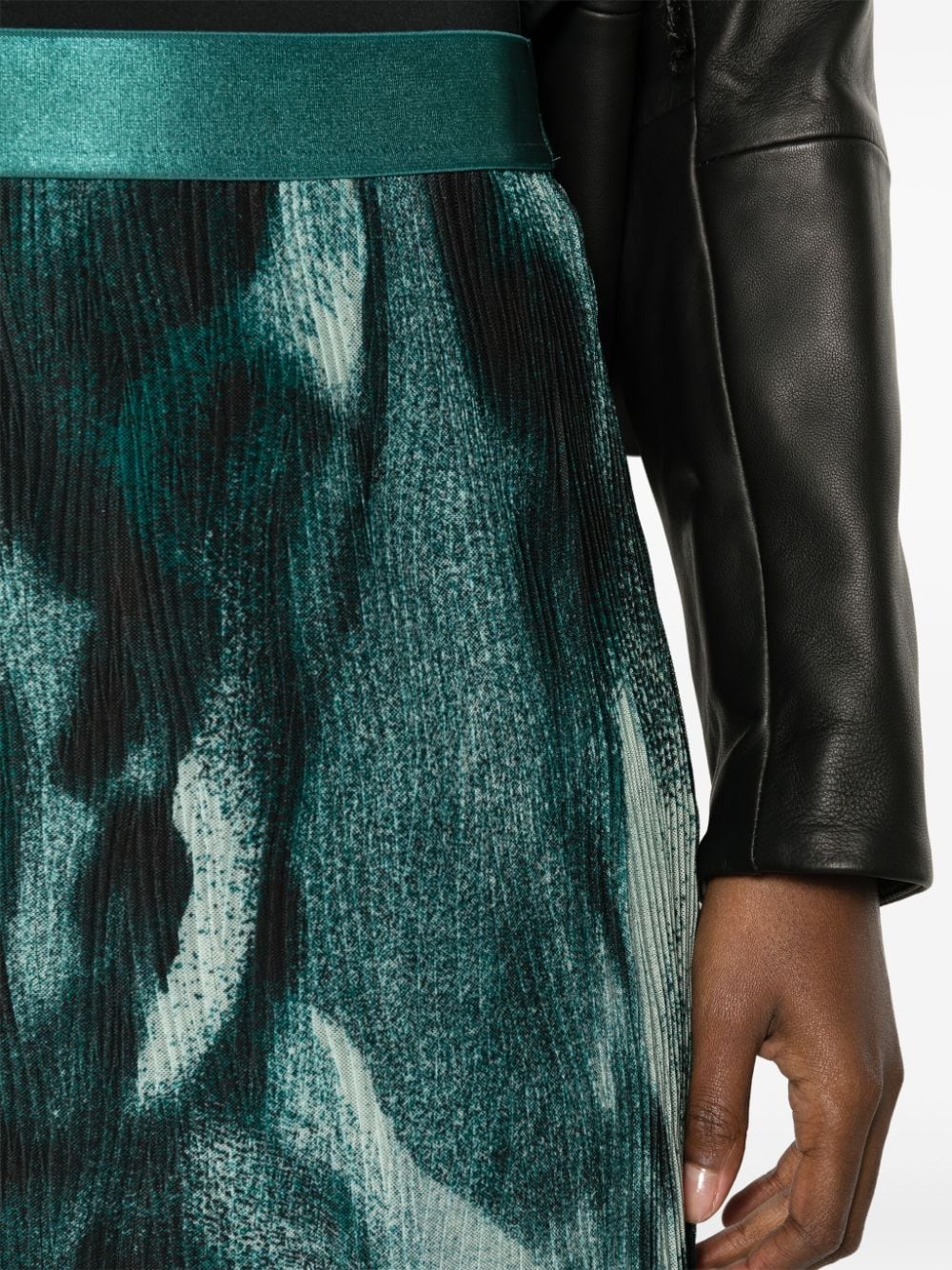 Shop Hugo Boss Evibelle Abstract-print Pleated Skirt In Green