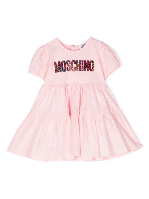 Moschino Kids فستان بتنورة طبقات وطبعة شعار الماركة