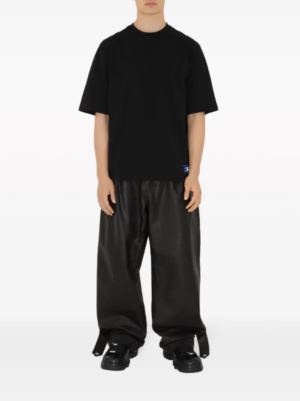 【関税&送料込】Burberry Black T-Shirt With Equestrian Knigh 23800335_53771412_1000.jpg