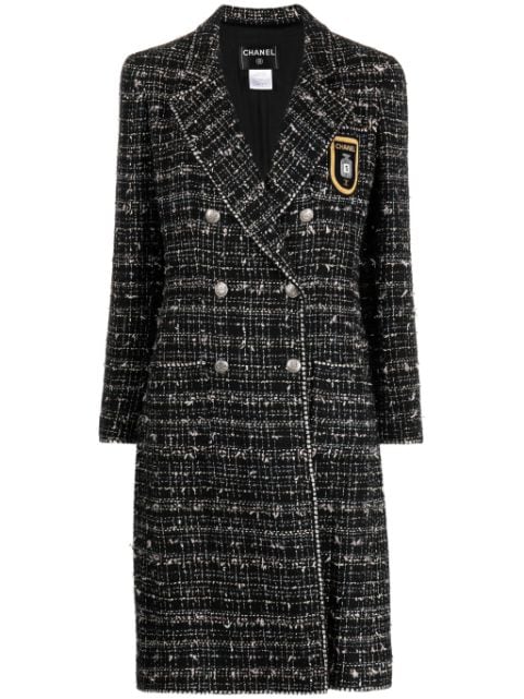 CHANEL Pre-Owned abrigo de tweed con distintivo 2005