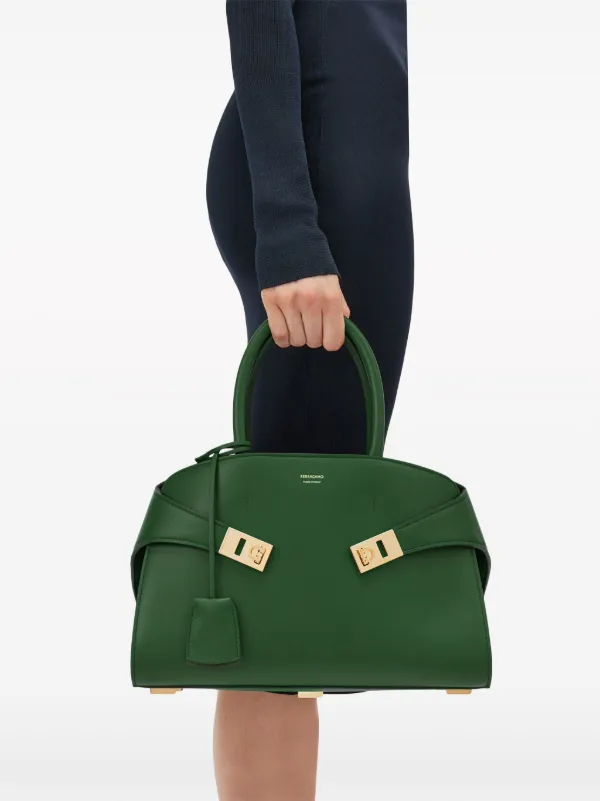フェラガモ 人気バック　オリーブグリーン レザー ハンドバッグ Ferragamo ロゴ ハンドバッグ | グリーン | FARFETCH JP