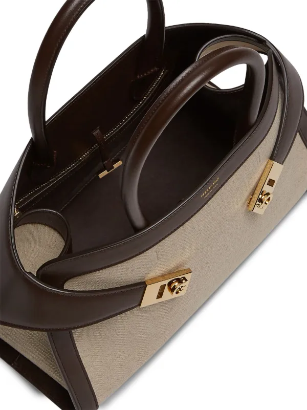 Ferragamo Hug ハンドバッグ S | ニュートラル | FARFETCH JP