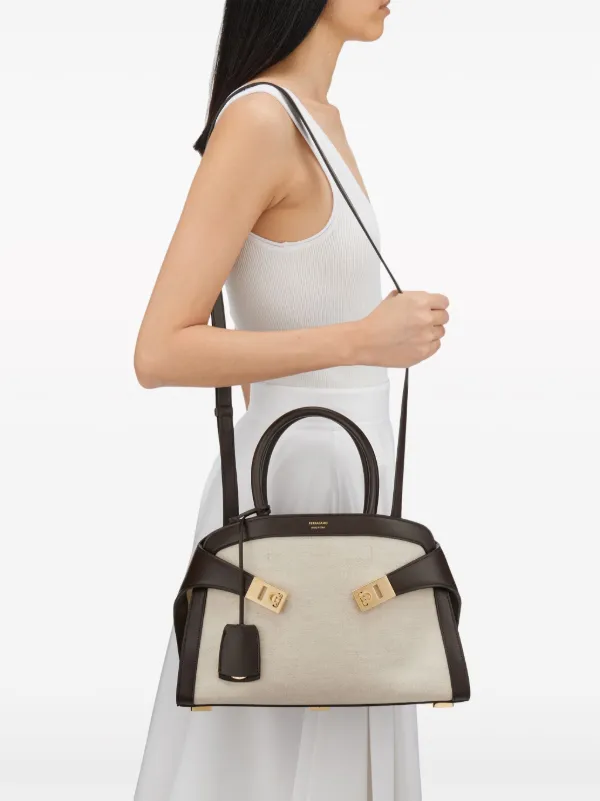 【FERRAGAMO】Hug ハンドバッグ S Ferragamo Hug ハンドバッグ S | ニュートラル | FARFETCH JP