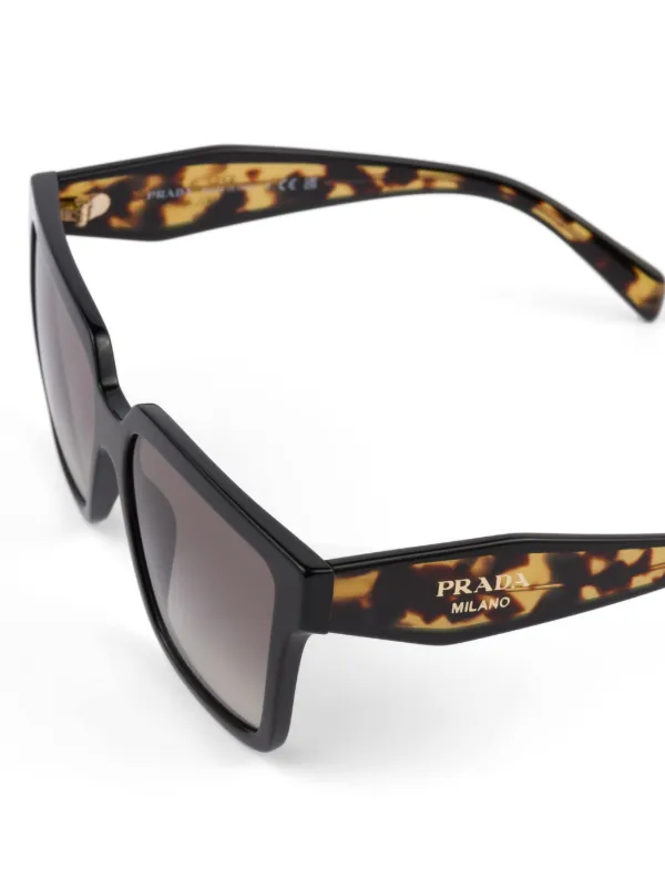 Prada Eyewear スクエアフレーム サングラス | ブラック | FARFETCH JP