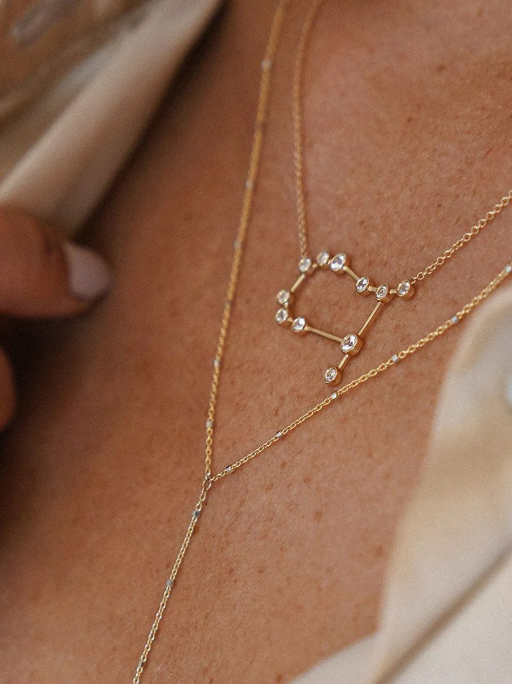 Logan Hollowell collier Gemini Constellation en or 14ct pavé de diamants | Joaillerie | Image 2