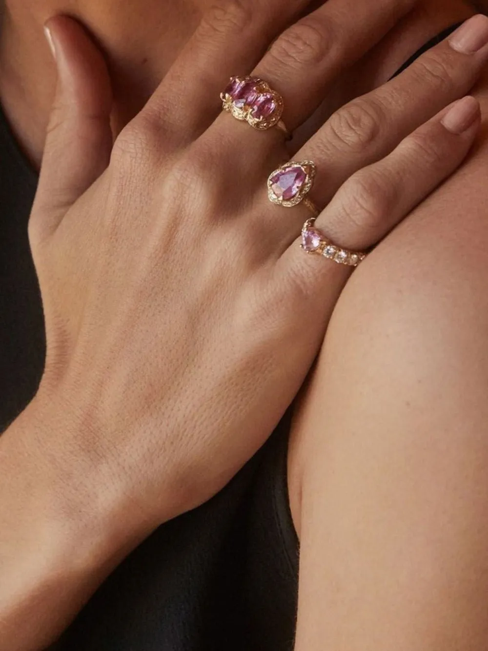  Logan Hollowell Anillo Baby Queen Water Drop En Oro Amarillo De 14 Kt Con Diamantes Y Zafiro - Dorado 