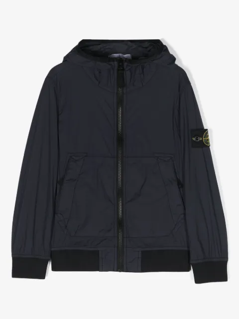 Stone Island Junior chamarra rompevientos ligera con parche Compass