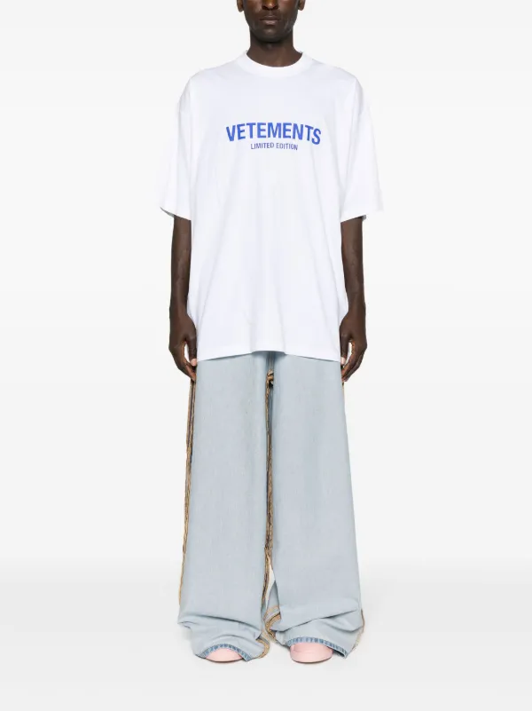 Tシャツ・カットソー VETEMENTS White Cotton T-Shirt Vetements Logo Cotton T-Shirt - White - Women | UE64TR150WWHITE