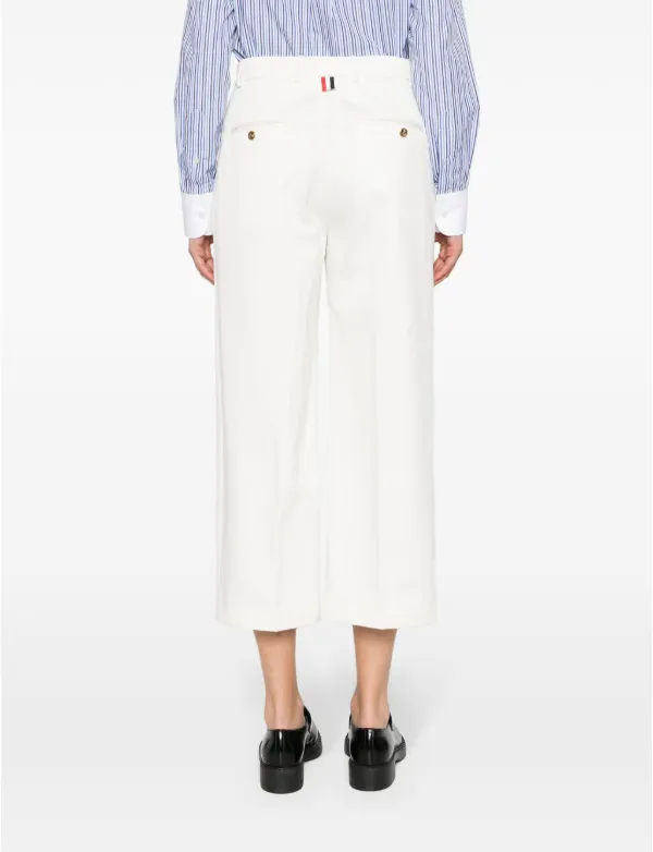国内発 THOM BROWNE ホワイトコットンプリーツクロップドパンツ Thom Browne プリーツ クロップドパンツ | ホワイト | FARFETCH JP
