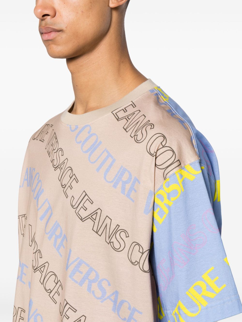 Versace Jeans Couture T-shirt met colourblocking en logoprint Beige