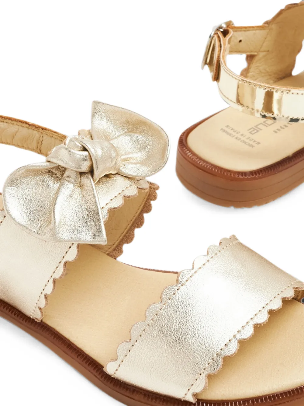 ANDANINES Gewelfde sandalen met strikdetail Goud