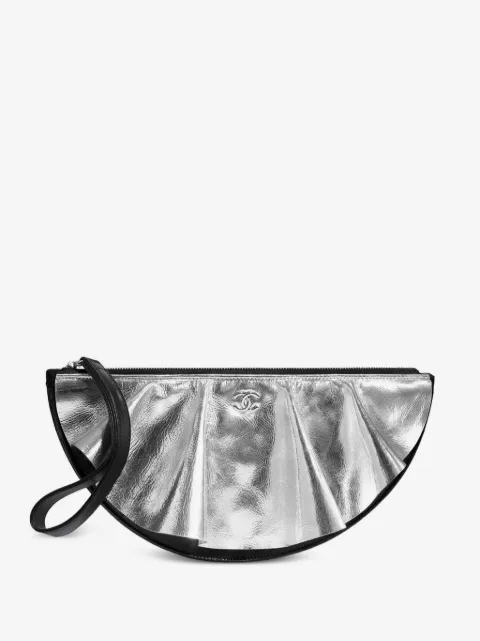 CHANEL Pre-Owned 2020 draped metallic panel diamond-quilted clutch