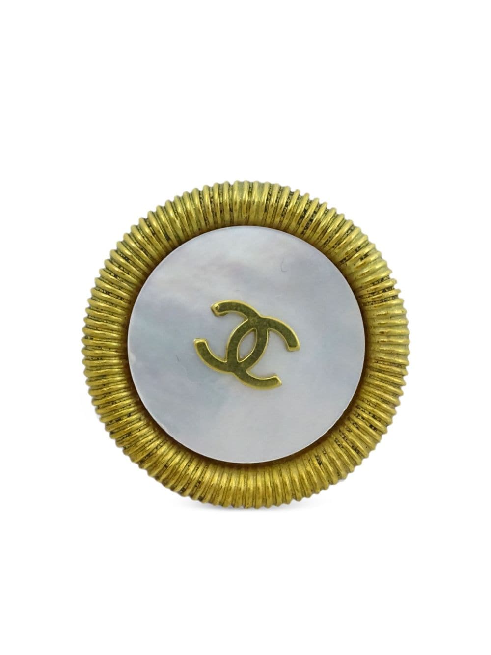 Pre-owned Chanel Cc 贝壳纽扣形夹扣式耳环（1994年典藏款） In Gold
