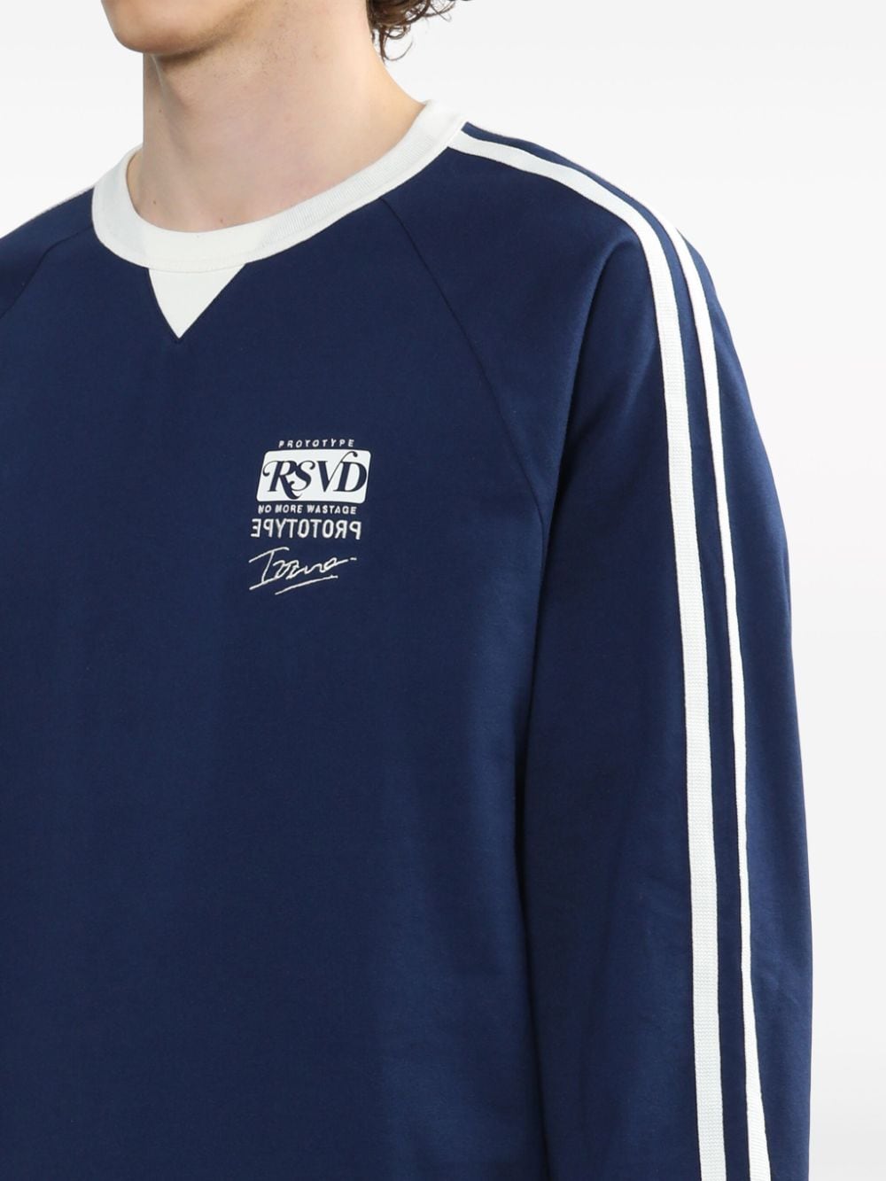 Shop Izzue Logo-print Cotton Sweatshirt In Blau