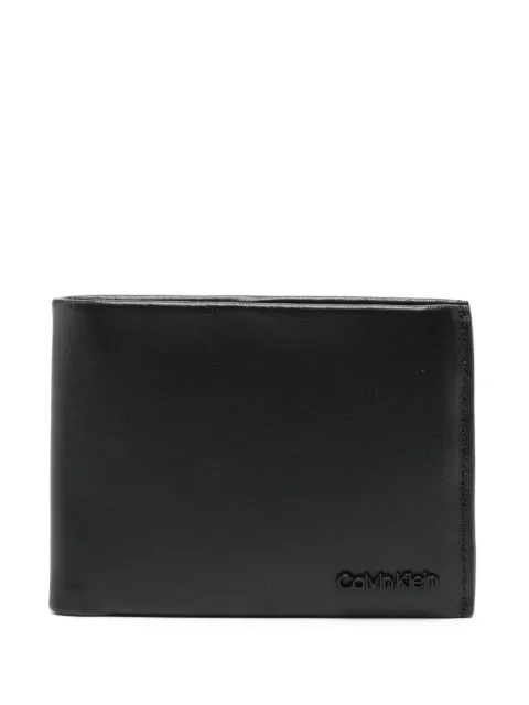 Calvin Klein cartera con letras del logo
