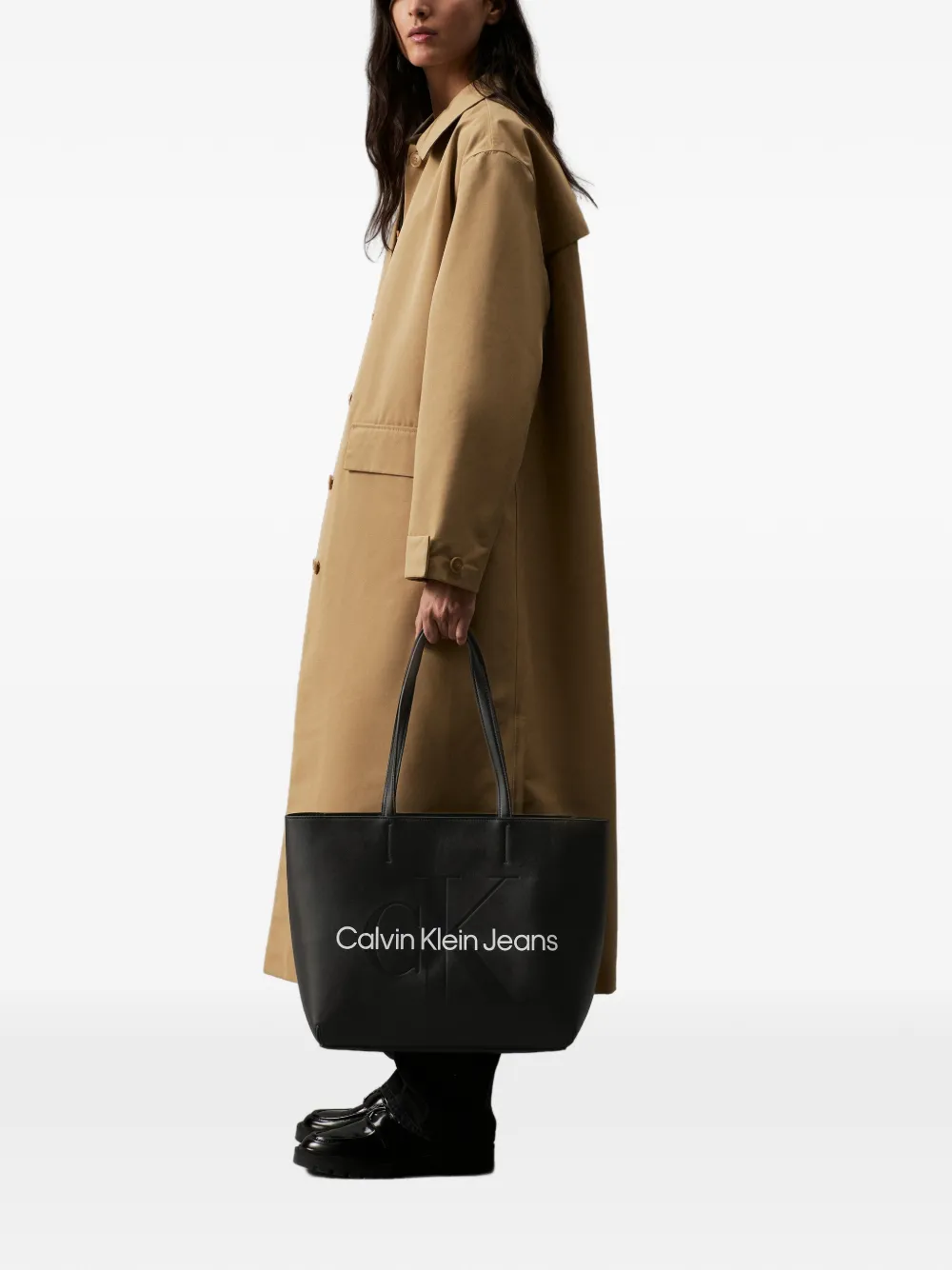 Calvin Klein medium embossed-logo tote bag - Zwart