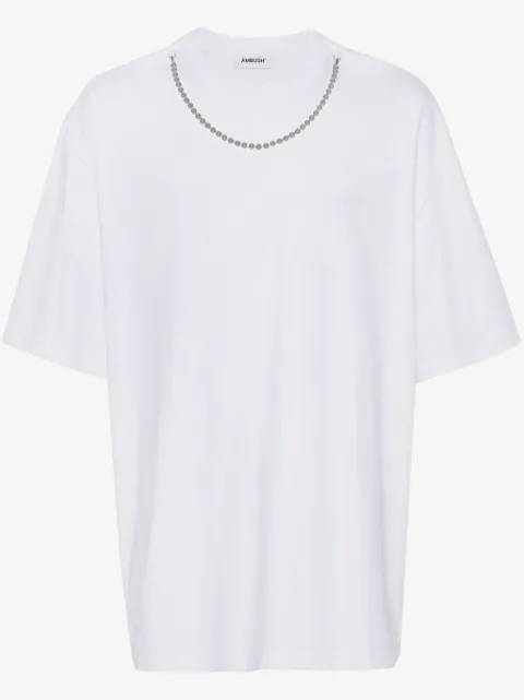 AMBUSH playera con logo bordado y detalle de cadena