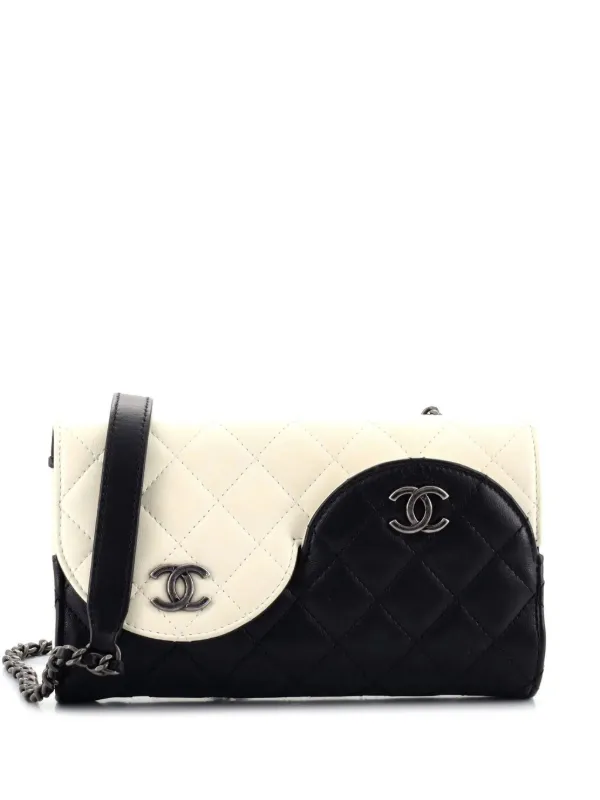Chanel Pre-owned 2016 Yin Yang Wallet-on-chain in Black