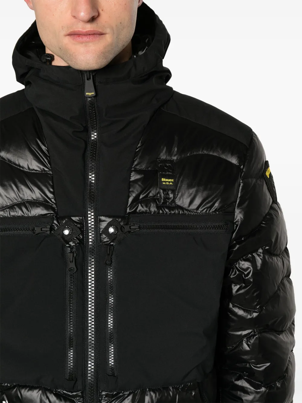 Blauer Golvend gewatteerd jack met capuchon Zwart