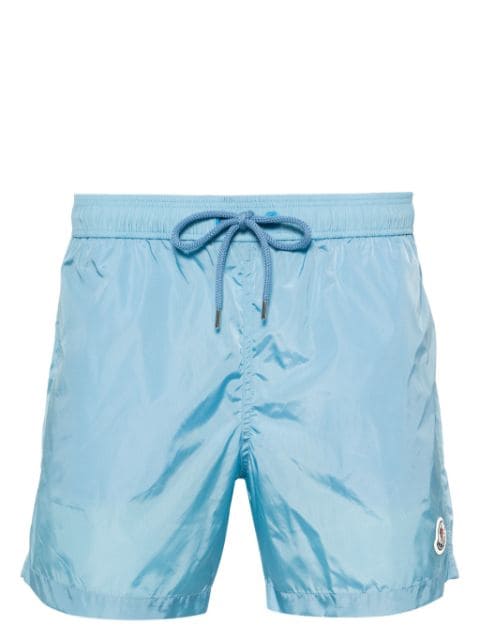 Moncler shorts de playa con parche del logo