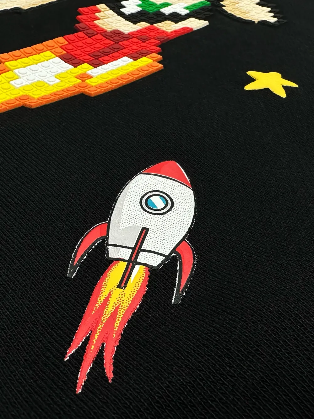 Mostly Heard Rarely Seen 8-Bit Astro in Outerspace hoodie Zwart