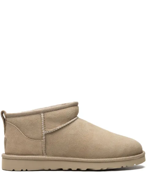 UGG Bota Classic Ultra Mini de camurça