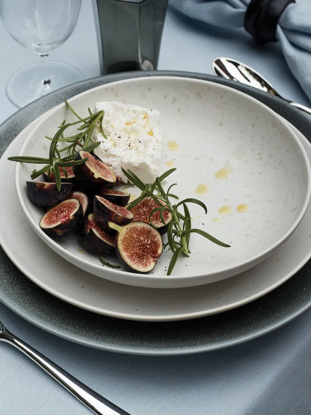 L'objet Terra Iron Dinner Plate In White