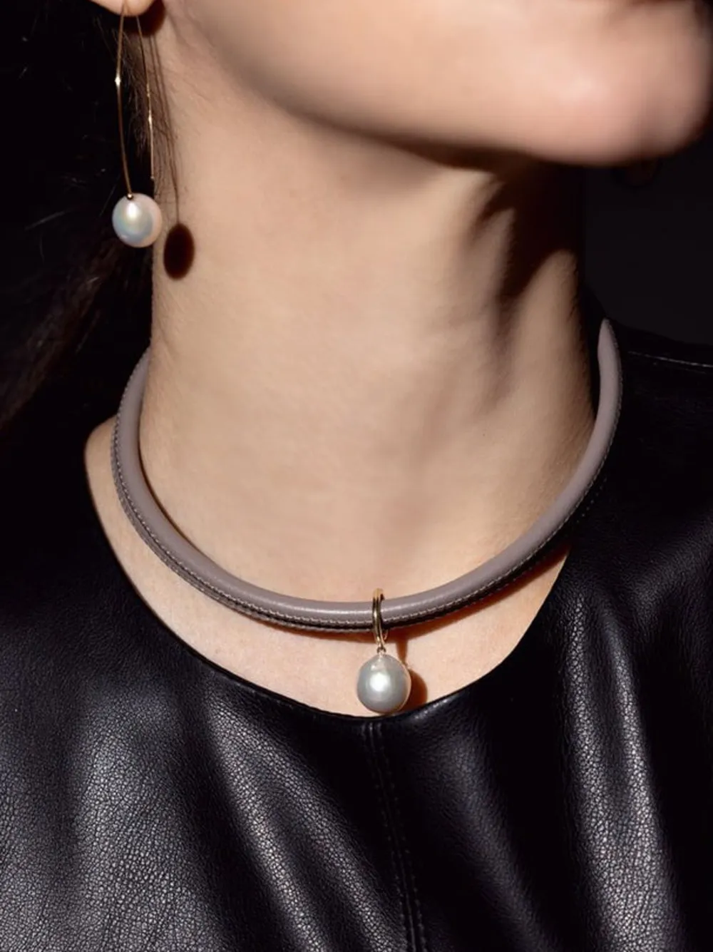 Mizuki 14kt Yellow Gold Pearl Leather Choker In Gray