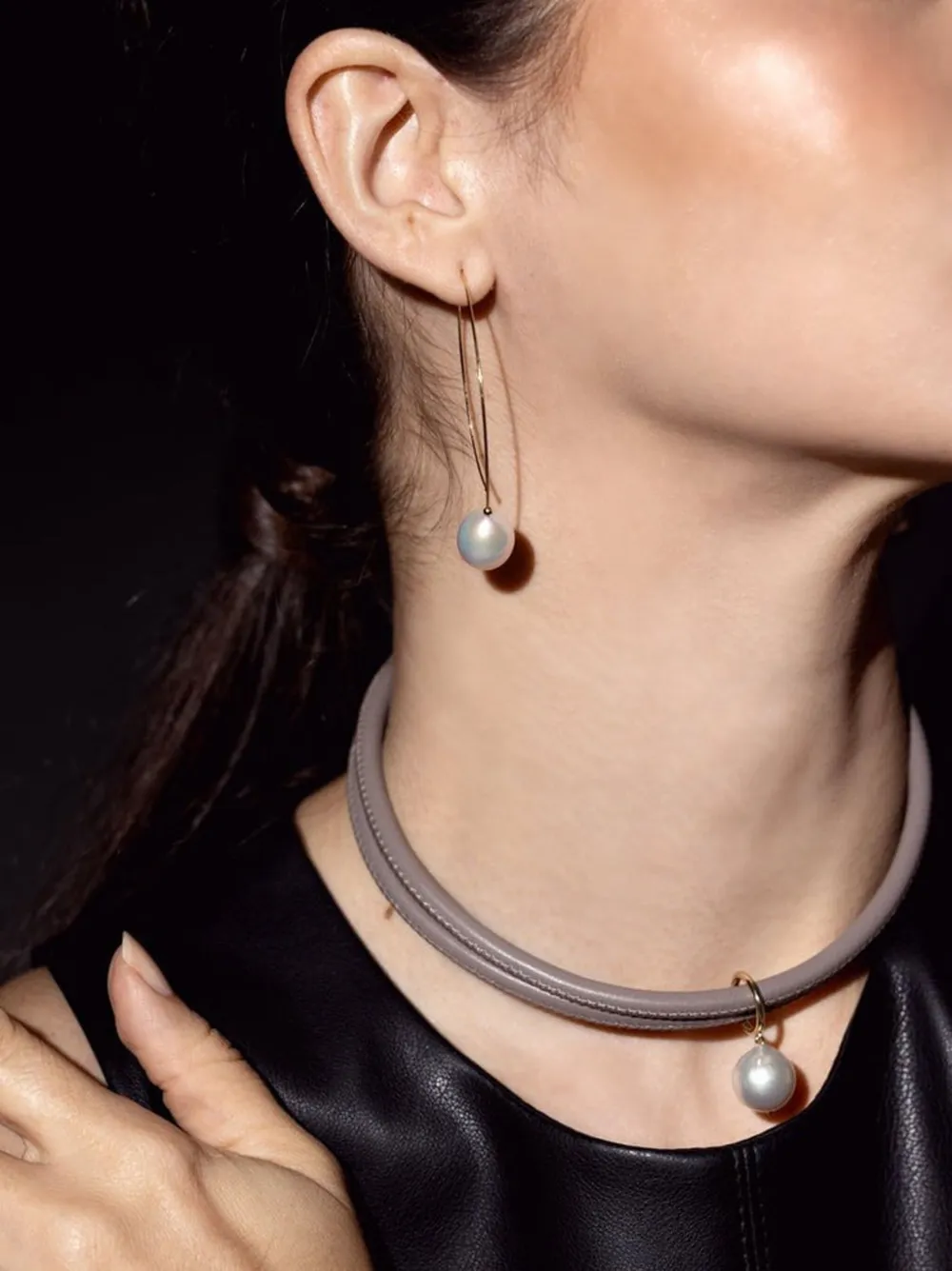Mizuki 14kt Yellow Gold Pearl Leather Choker In Gray