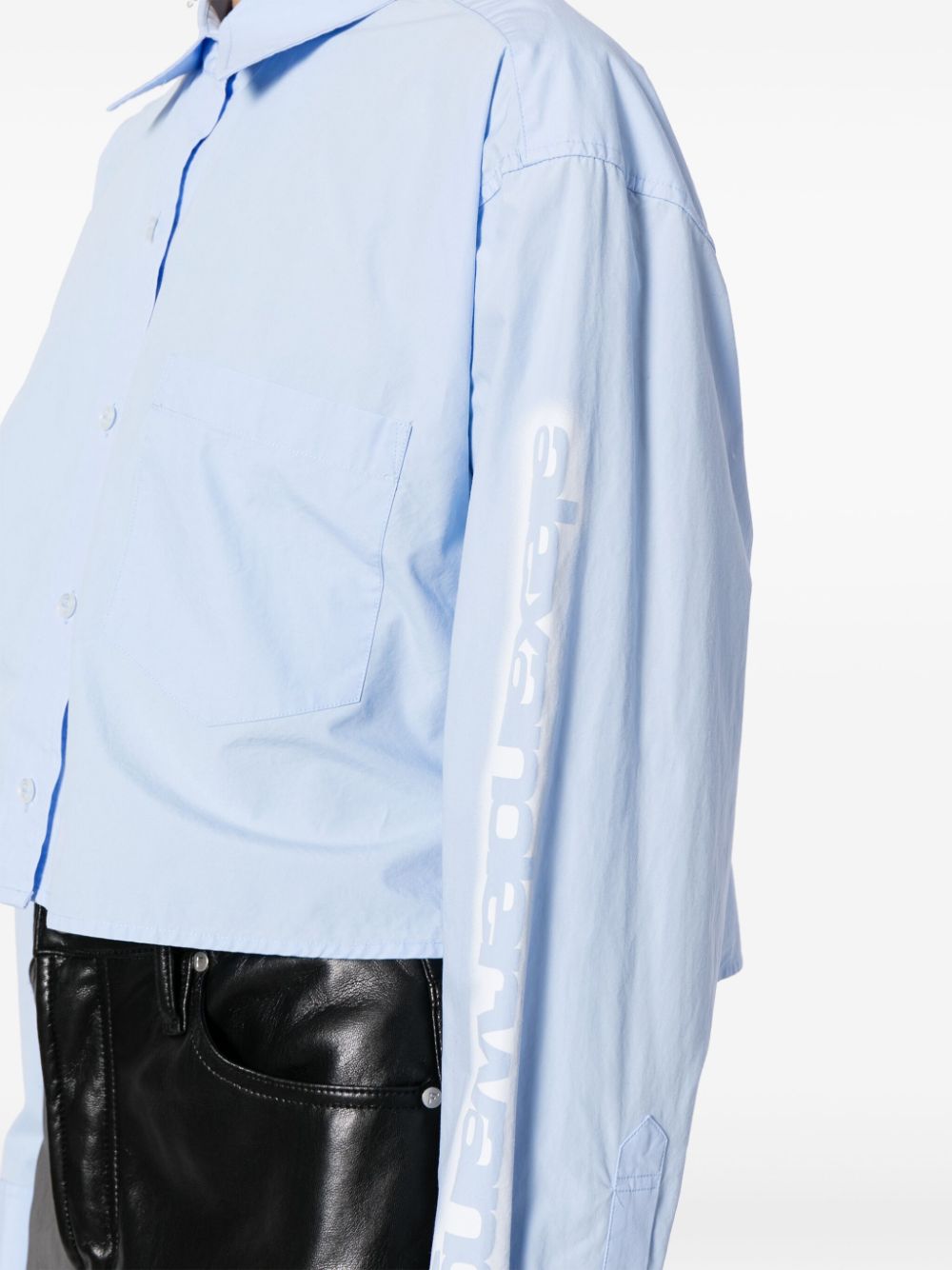 Shop Alexander Wang Halo Glow-print Cropped Shirt In 蓝色