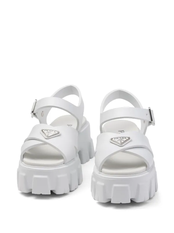 【Prada】プラダ ロゴ プレート ラウンドトゥ サンダル Prada ロゴ プラットフォームサンダル | ホワイト | FARFETCH JP