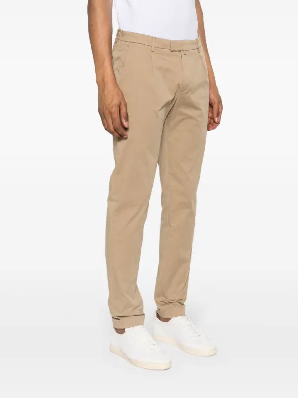 Chino retroussé sale