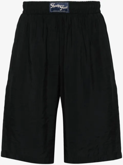 Family First shorts con aplique del logo