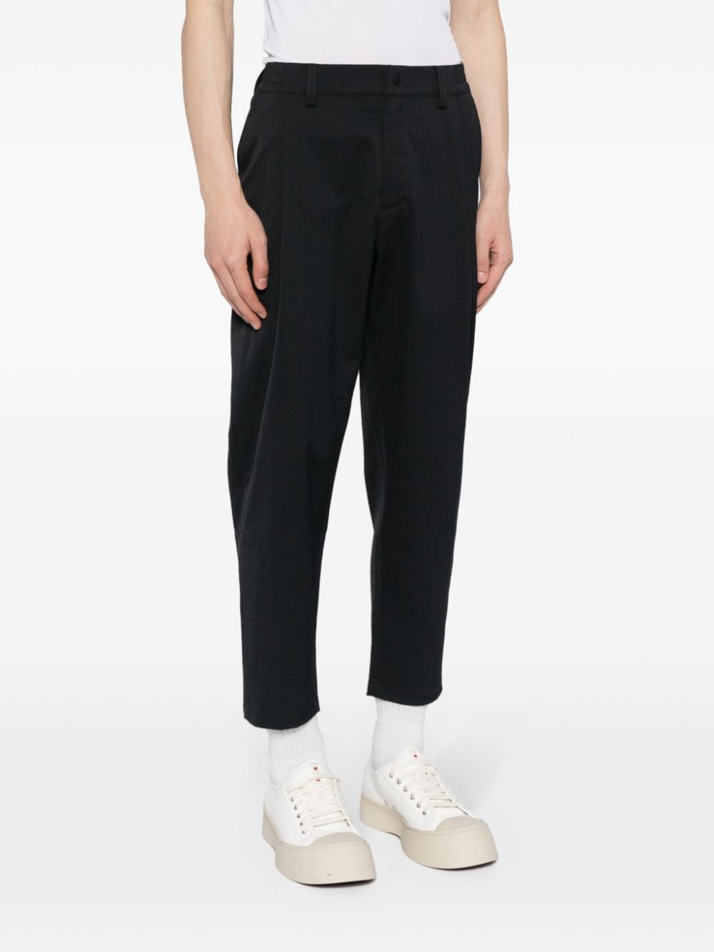 Shop Croquis Mid-rise Tapered Trousers In Schwarz
