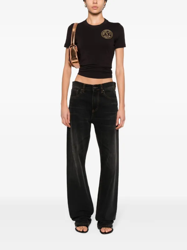 希少【Versace Jeans Couture】VエンブレムTシャツ V-Emblem Metallic Logo T-Shirt | VERSACE US