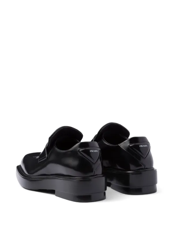 【PRADA】トライアングルパッチ スリッポン ローファー Prada triangle-patch Leather Loafers | Black | FARFETCH