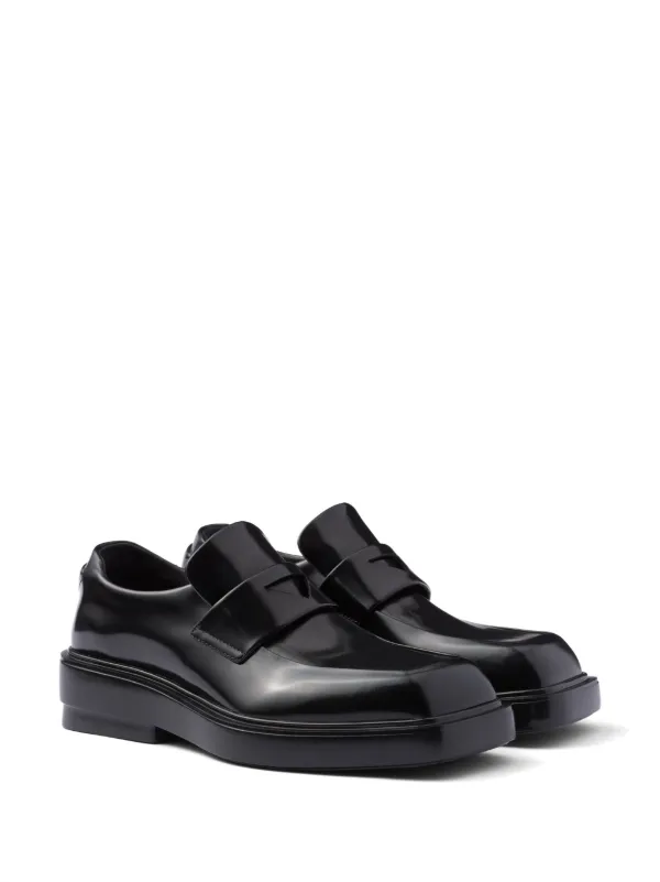 【PRADA】トライアングルパッチ スリッポン ローファー Prada triangle-patch Leather Loafers | Black | FARFETCH